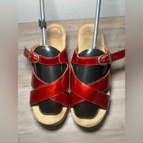 DANSKO Women Sela Red Metallic Crinkle Patent Leather Slip On Sandal,Size US 8 - Picture 2 of 9